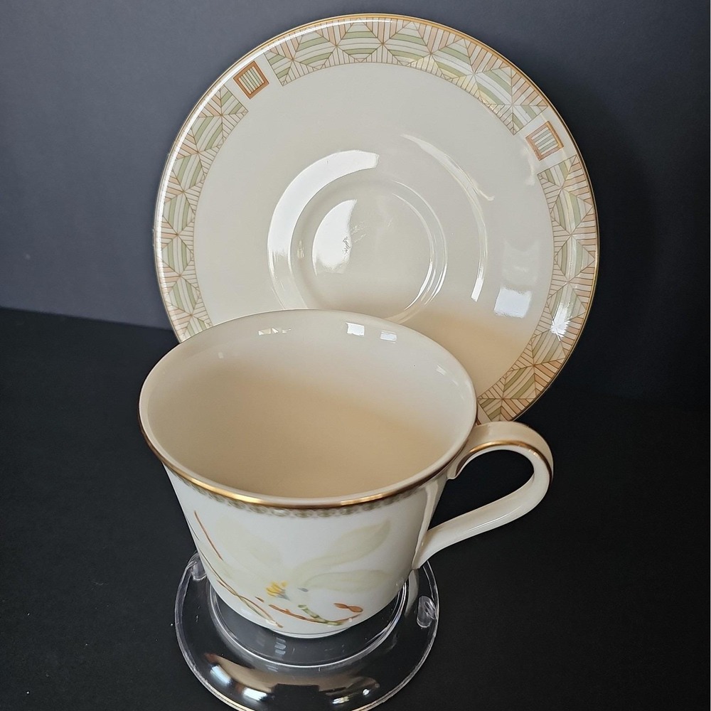 Vtg Royal Doulton "White Nile" Tea Cup & Saucer Set Porcelain Bone China England - Picture 2 of 7